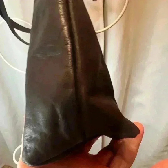 Classic Black Leather Shoulder Bag - Picture 5 of 13